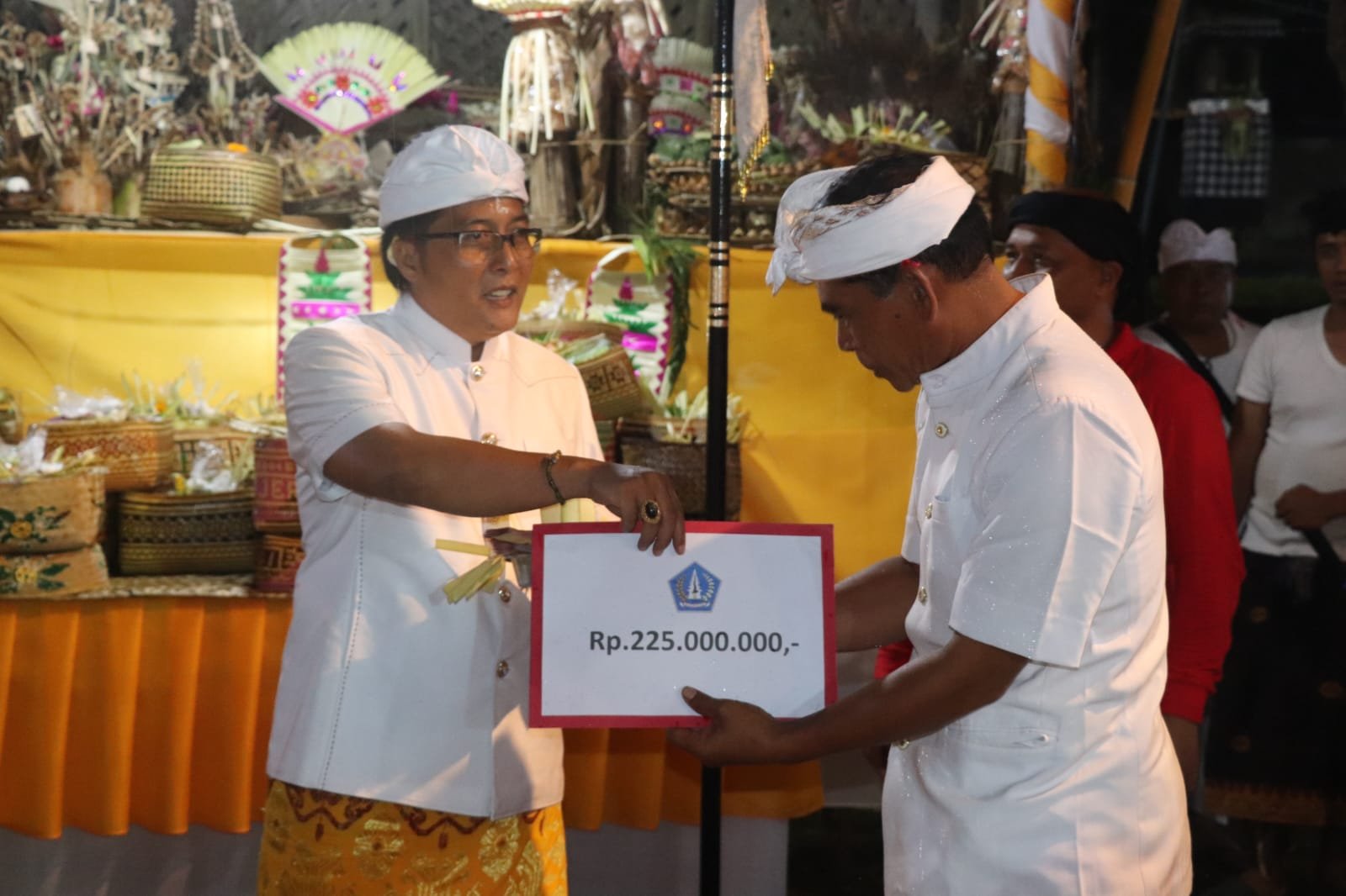 Bupati Badung Berikan Bantuan Rp 225 Juta untuk Piodalan Pura Penataran Pucak Tedung